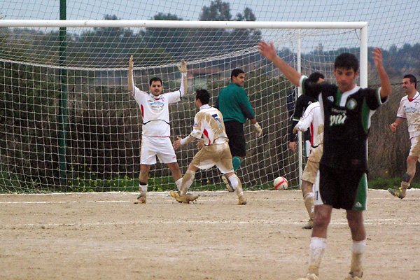 Federico Perra esulta dopo il goal  viene festeggiato da Roberto Rugiu